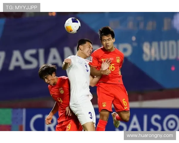 国足在与乌兹别克的点球大战中展现勇气与决心的精彩瞬间